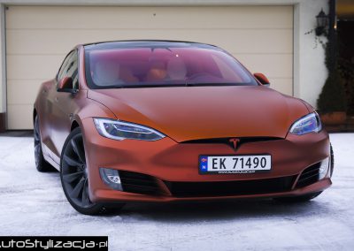 Oklejanie Auta Tesla S Folią Autumn Fire